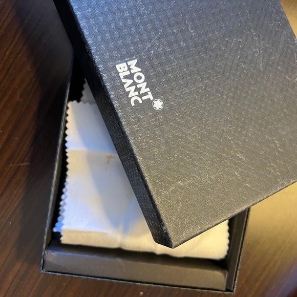 Men's double bifold black leather wallet by Montblanc. - Picture 4 of 5